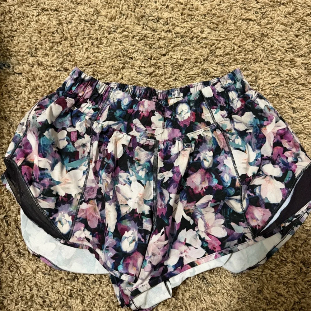 Lululemon Hotty Hot Floral Women's Shorts - Picture 1 of 3